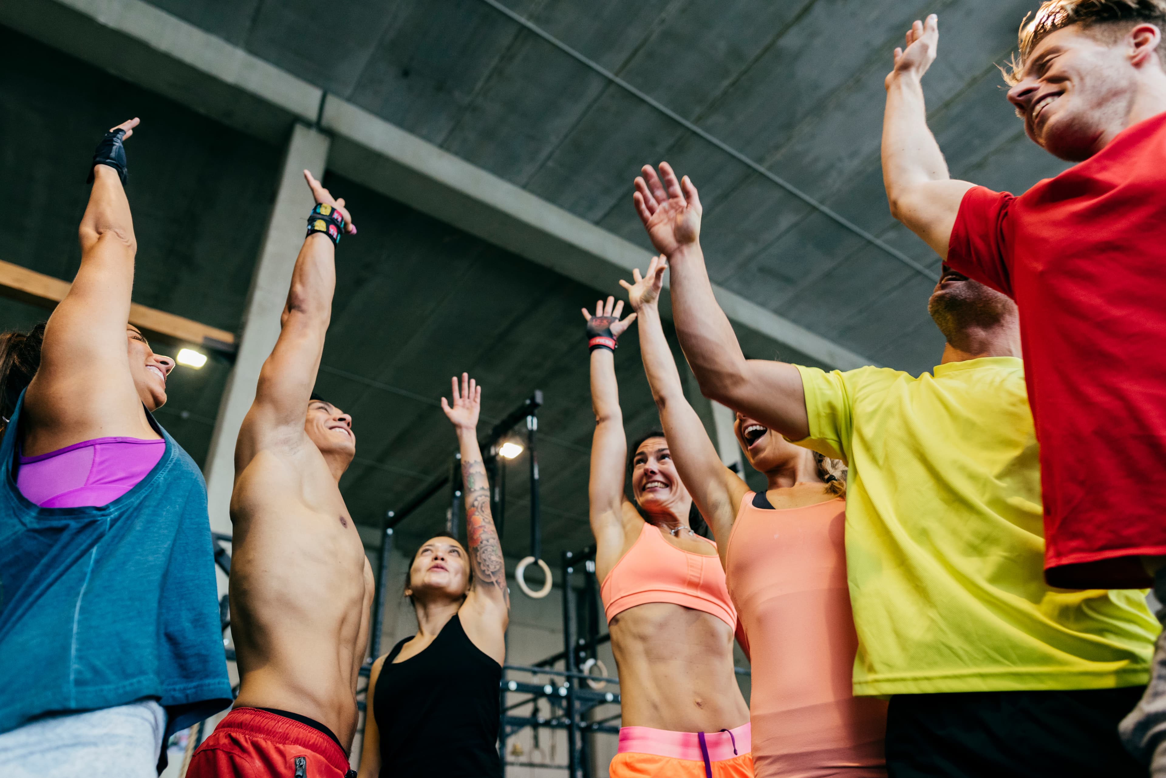 personas en gimnasio celebrando